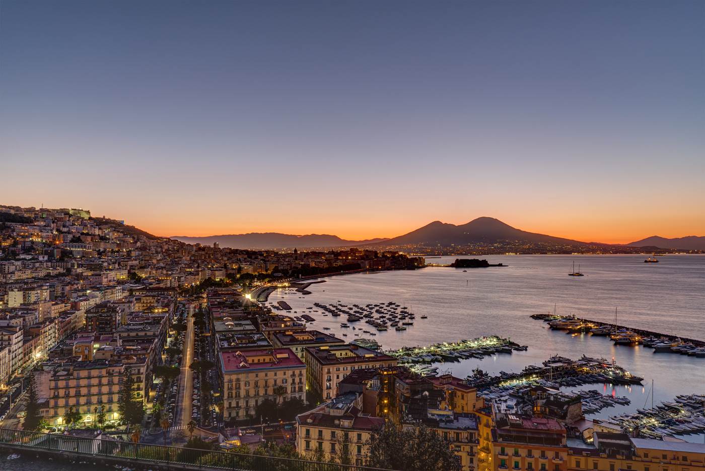 Veduta di Napoli al tramonto